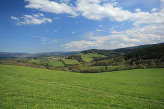 Pohled na Hartmanice. Vpravo vedle Hartmanic vrchol Hamižná (853 m n.m.)