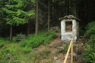 Výklenková kaple u rozcestí Pod Lovečnou, toho času poničená zřejmě od nějakých vandalů :(