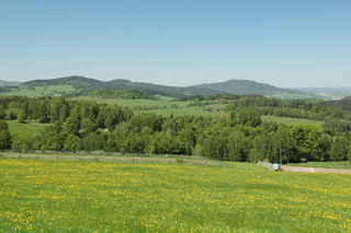 Pohled na kopec Nuzerovská stráž (802 m n.m.)- vlevo , Svatobor u Sušice (845 m n.m.) - vpravo