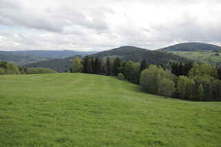 Pohled z Prostředních Paští k Sedelskému vrchu (926 m n.m.), za ním vpravo vrch Spálený (1013 m n.m.)