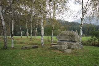 Alej smíření - obelisk