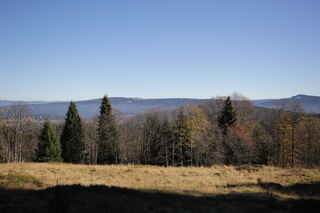 Výhled směrem na Srní (vlevo), blíže he středu - Huťská hora (1187 m n.m.), úplně vpravo - Sokol (1252 m n.m.)