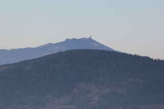 Velký Javor (1456 m n.m.) z Poledníku se ztrácí v oparu...