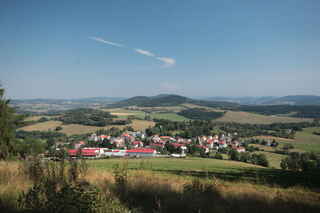 Pohled severním směrem z vrcholu kopce Hamižná (853 m n.m.) Uprostřed vzadu vyčnívá Svatobor (845 m n.m.)