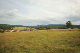 Pohled na Kvildu od SZ. Vzadu uprostřed Stanová hora (1159 m n.m.), dále doprava Vysoký stolec (1251 m n.m.) a Stolová hora (1254 m n.m.)