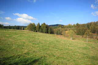 Bývalá Hraběcí Huť, vzadu vrchol hory Tetřev (1260 m n.m.)