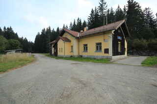 Železniční stanice Lipka (odsud přesun vlakem do Horní Vltavice)