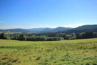 Vyhlídka na Borovou Ladu, její okolí a nejbližší kopce; zprava - Kamenáč (1048 m n.m.), Vyhlídka (1068 m n.m.), Homole (1044 m n.m.), za Homlí je Polecký vrch (1121 m n.m.) 