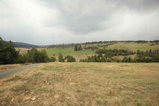 Pohled od jihu na býv. Zhůří, vzadu Hadí vrch (1021 m n.m.)
