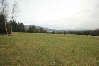 Pohled JV směrem přes býv Maý Bor, vlevo Vysoký hřbet (1078 m n.m.), vpravo vzadu vrchol Křemelná (1125 m n.m.)