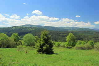 Pohled na vrchol hory Slunečná (996 m n.m.) - vlevo vpředu, za ním Ždánidla (1309 m n.m.)