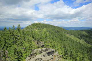 Pohled na Velký Ostrý (1293 m n.m.) z vrcholu Malý Ostrý (1266 m n.m.)