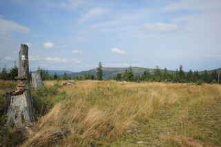 Pod vrcholem hory Rukowitzberg s pohledem na dvojvrchol hory Polom (1295 a 1291 m n.m.)