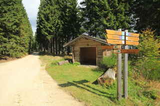 Rozcestí s turistickým přístřeškem - Wetterschutzhütte (Goldsteig / Böhmweg)