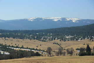 Pohled přes bývalé Zhůří na dvojvrchol hory Polom (1295 a 1292 m n.m.)