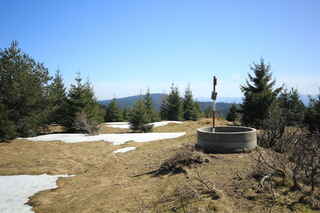 Geodetický bod na Hadím vrchu (1023 m n.m.)