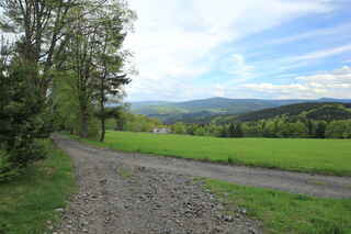 Velký Babylon - vzadu vpravo od středu je vidět Huťská hora (1187 m.n.m.) a vpravo vrchol hory Sokol (1253 m n.m.)