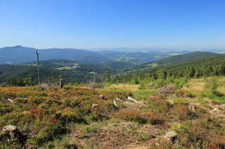 Pohled na Hojsovu Stráž a údolí přehradou Nýrsko. Na horizontu vlevo je vidět hora Velký Ostrý (1293 m n.m.)