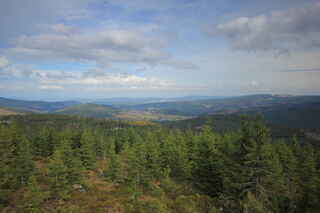 Výhled z Oblíku (1225 m n.m.) směrem k Srní (dole v údolí)
