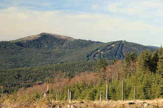 Vlevo na Jezerní hora (1343 m n.m.) s ledovcovým karem Čertova jezera a vpravo hora Špičák (1202 m n.m.)