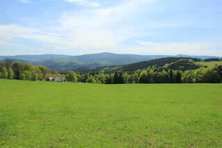 Velký Babylon - vzadu uprostřed Huťská hora (1187 m n.m.), vpravo hora Sokol (1253 m n.m.)