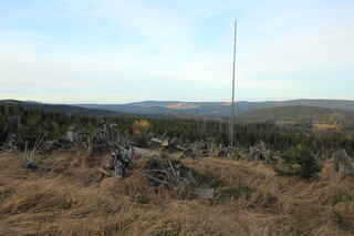 Vpravo Hůrecký vrch (1099 m n.m.), za ním Vysoký hřbet (1078 m n.m.), uprostřed je vidět Zhůří u Javorné a hora Javorná (1090 m n.m.)