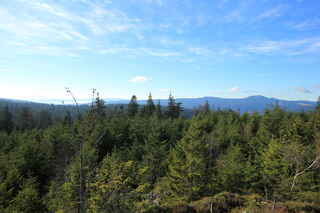 Pohled směrem do Německa. Vpravo vzadu Velký Javor (1456 m n.m.)