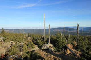 Od středu vpravo vrchol Křemelná (1125 m n.m.), před ním Slunečná u Prášil (996 m n.m.)