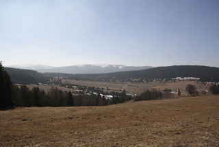 Pohled na býv.Zhůří a do údolí Křemelné (uprostřed vzadu Královský hvozd)