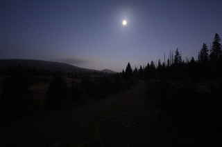 Luzenské údolí a vrchol hory Luzný z Březníku při měsíčním svitu