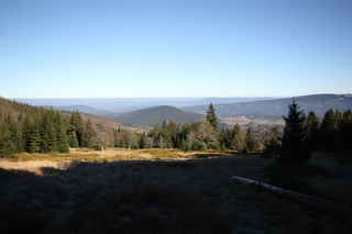 Výhled od Zelenohorských chalup směrem na Srní, uprostřed vrch Spálený (1013 m n.m.)