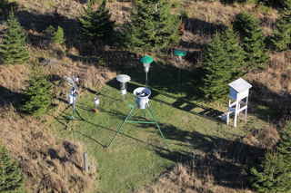 Meteorologická stanice na Poledníku pohledem z vyhlídkové věže