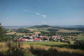 Pohled severním směrem z vrcholu kopce Hamižná (853 m n.m.) Uprostřed vzadu vyčnívá Svatobor (845 m n.m.)