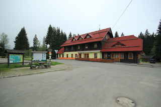 Restaurace Pstruh, vlevo záchytné parkoviště ve Stožci