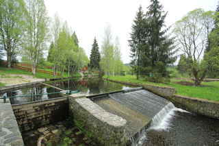 Splav, který je vybudovaný pro zadržení a odvod vody k místní vodní elektrárně.