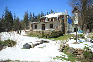 Horská chata s restaurací (již několik let v rekonstrukci)