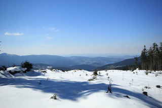 Pohled SZ směrem, úplně vlevo vrchol hory Ostrý (1292 m n.m.) , dole v údolí Nýrská přehrada (525 m n.m.)