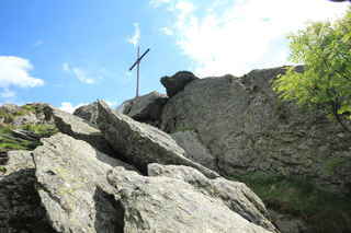 Vrcholový kříž na vrcholu hory Malý Ostrý (Klein Osser) 1266 m n.m.