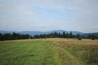 Ruckowitz-Schachten - zprava vrchol hory Špičák (1202 m n.m.) a Jezerní hora (1343 m n.m.)