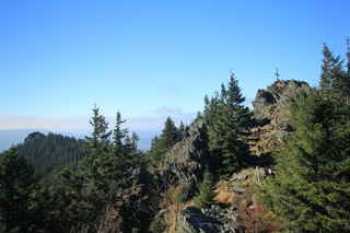 Pohled ze skalky. Vpravo vrchol Velký Ostrý (1293 m n.m.), vlevo Malý Ostrý (1266 m n.m.)