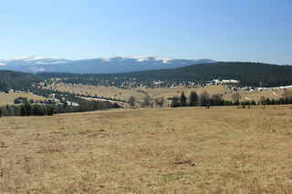 Pohled na hraniční hory. Zleva: Debrník/Plesná (1333 m n.m.), dvojvrchol Polomu (1295 a 1292 m n.m.) a Sklářský vrch (1195 m n.m.)