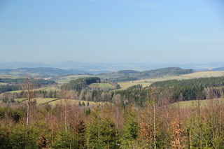 Výhledy z úbočí hory Javorná (vlevo uprostřed obec Čachorv)