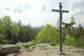 Křížek na vrcholu skály