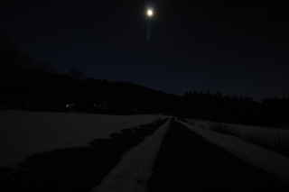Měsícem osvícený pohled na cestu nad Zelenou Lhotou