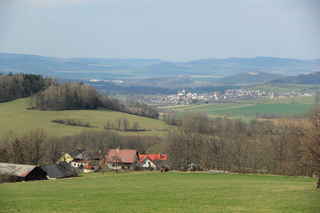 Pohled z louky nad Horními Němčicemi na město Strážov, nad ním vpravo je vidět hrad a zámek Klenová 