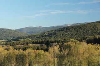 Pohled na hory (zleva) Šipčák 1202 m n.m. s rozhlednou, Malý Špičák 1189 m n.m., Jezerní hora 1343 m n.m., Svaroh 1333 m n.m.