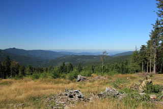 Pohled do vnitrozemí - úplně vlevo jsou vidět vrcholy Malý a Velký Ostrý