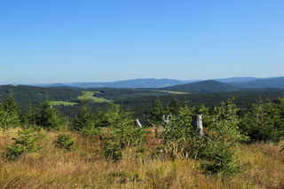 Pohled do vnitrozemí z úbočí hory můstek - vlevo vzadu je vidět stoupající pára z chladících věží JE Temelín