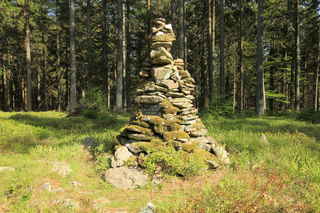 Kamenná mohyla s pamětním kamenem E.T. Setona