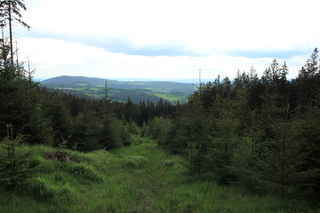 Pohled severním směrem k obci Šukačka(vlevo), nad ní hora Plošina (972 m n.m.)